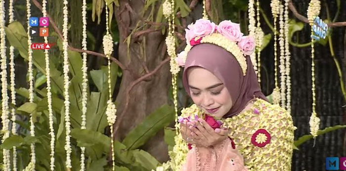 Gelar Siraman H-3 Jelang Pernikahan, Ria Ricis Tahan Tangis Saat Minta Restu