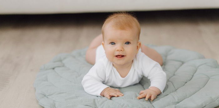 3 Risiko Bayi Kurang Tummy Time, Salah Satunya Bikin Kepala Peyang