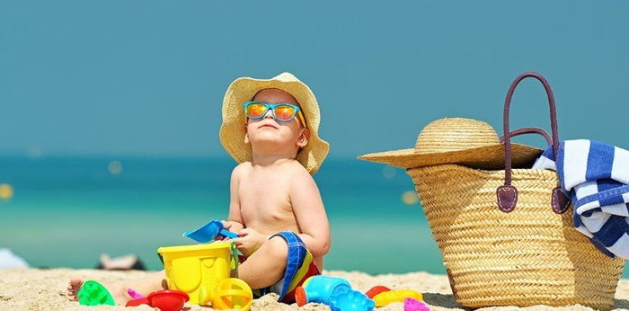 Umur Berapa Bayi Boleh Diajak ke Pantai? Ini 6 Hal yang Harus Diperhatikan