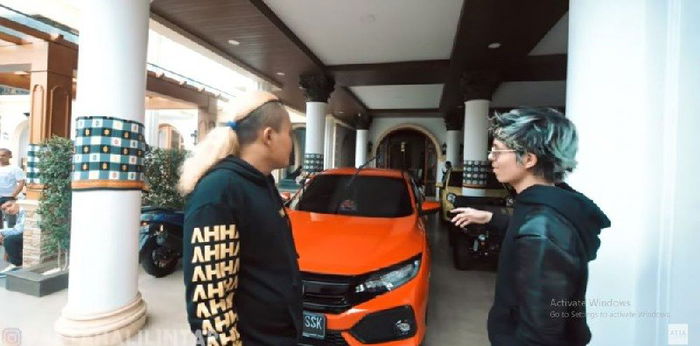 10 Artis Hobi Koleksi Mobil Mewah, Harganya Capai Belasan Miliar!