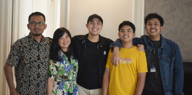 2 Tahun Tak Pulang ke Indonesia, Ini 5 Momen Haru Jerome Polin Bertemu Keluarga 