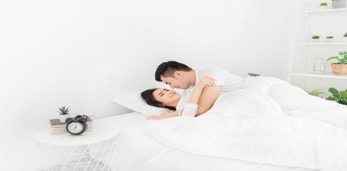 Mengapa Pria Suka dengan Perempuan yang Lebih Tua di Ranjang? Ini 6 Alasannya