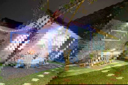 Bangunan yang didominasi warna biru memberi kesan segar sekaligus unik.