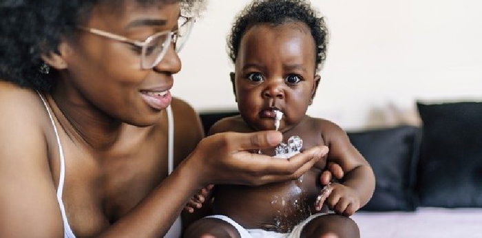 Apa Penyebab Bayi Muntah Menyembur? Ini Kata Dokter Anak