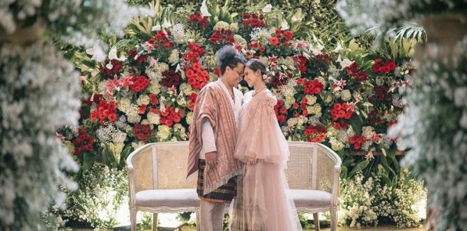 7 Potret Arie Kriting dan Indah Permatasari, Perlihatkan Wajah Anak yang Gemesin Banget!