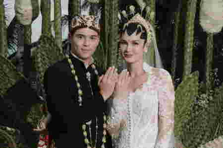 Artis menikah dengan adat Jawa