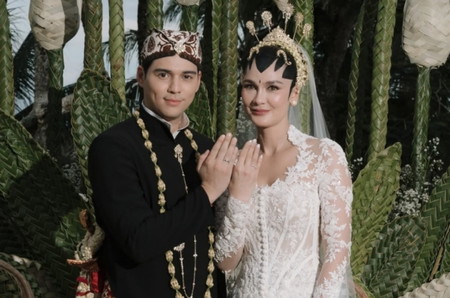 Artis menikah dengan adat Jawa