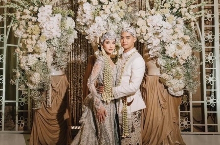 Artis menikah dengan adat Jawa