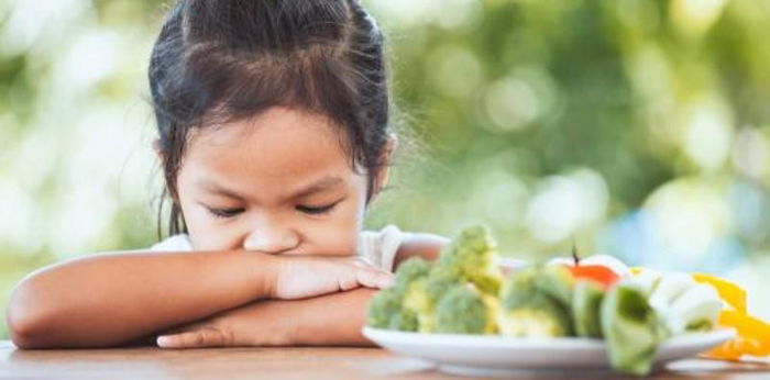 Mengenal Food Neophobia, Ketika Anak Takut Mencoba Makanan yang Baru Dilihatnya
