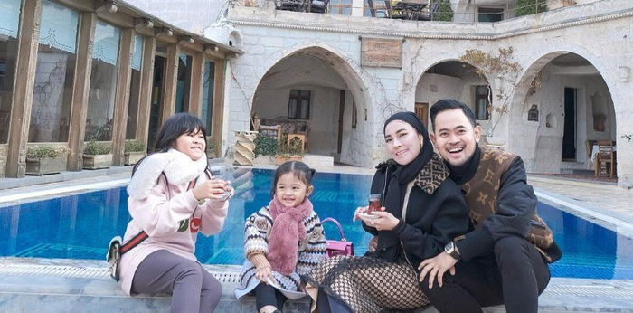 6 Potret Keluarga Gilang Widya Pramana dan Shandy Purnamasari ‘Crazy Rich Malang’