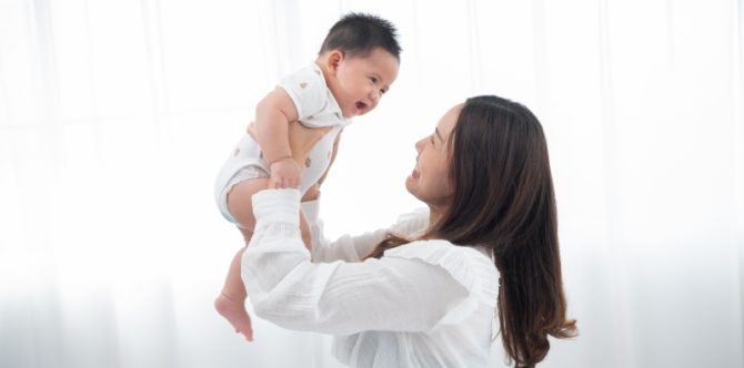 10 Tanda Bayi Bahagia dan Cara agar Anak Tumbuh Ceria
