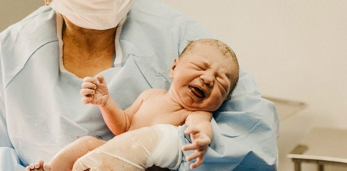 Normalkah Bayi Baru Lahir Menangis Tanpa Air Mata? Apa Alasannya?