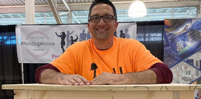 Prihatin dengan Anak Didik, Guru Ini Membuat Meja dan Memberikannya pada Murid