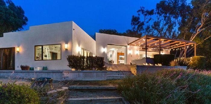 Intip Dalam Rumah Chris Hemsworth di Malibu, Ada Bioskop hingga Perpustakaan!