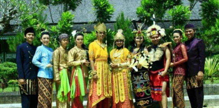 10 Ragam Pakaian Adat Kalimantan Timur yang Megah dan Menawan! 