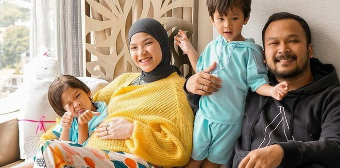 6 Potret Harmonis Keluarga Marsha Natika yang Siap Sambut Anak Ketiga