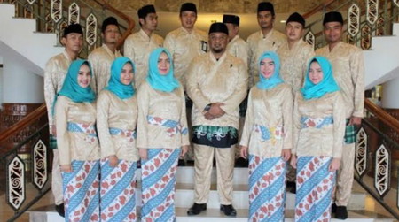 10 Ragam Pakaian Adat Kalimantan Timur yang Megah dan Menawan! 