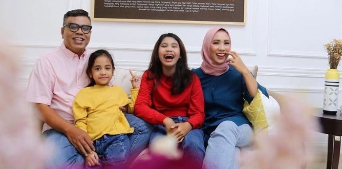 12 Potret Keluarga Komedian Abdel Achrian, Harmonis dan Adem Lihatnya!