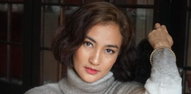 8 Potret Gaya Atiqah Hasiholan Berambut Pendek, Tampak Fresh!