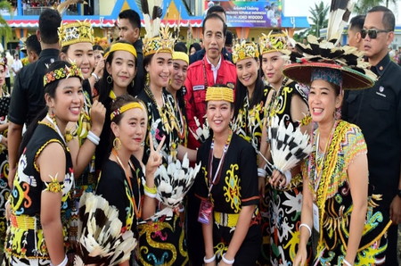 10 Ragam Pakaian Adat Kalimantan Timur yang Megah dan Menawan! 