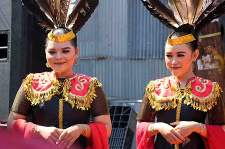 10 Ragam Pakaian Adat Kalimantan Timur yang Megah dan Menawan! 