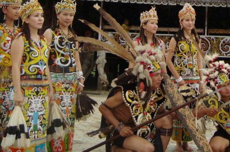 10 Ragam Pakaian Adat Kalimantan Timur yang Megah dan Menawan! 
