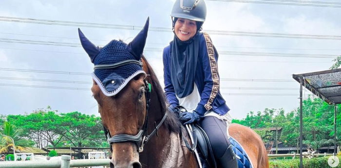 11 Potret Seleb Hijab Berkuda, Pesonanya Nggak Ada Tandingan!