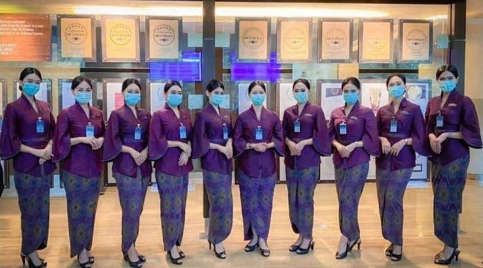 10 Potret Seragam Pramugari Garuda Indonesia Terbaru Karya Didiet Maulana