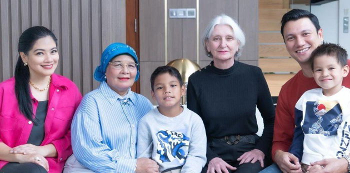 Curi Perhatian, Ini Momen Titi Kamal Bersama Mertua Bulenya!