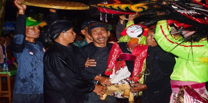 Mengulik Akar Tradisi Pawang Hujan Nusantara, Masih Eksis Hingga Kini