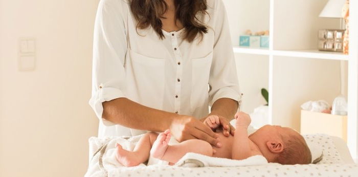 6 Cara Mudah Mengatasi Susah BAB Bayi Umur 1 Bulan, Cek Parents!