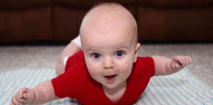 Umur Berapa Bulan Leher Bayi Kuat dan Bisa Menopang Kepalanya?