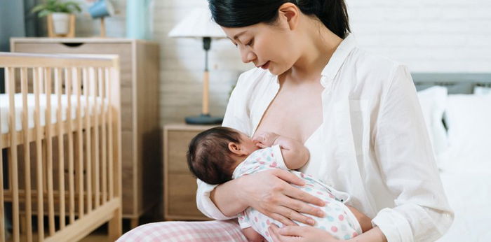 Alami Menggigil Saat Menyusui, Bun? Ini Cara Mengatasinya