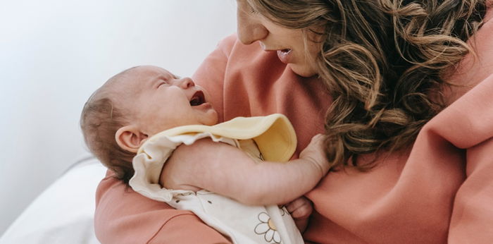 12 Cara untuk Menenangkan Bayi Baru Lahir yang Menangis
