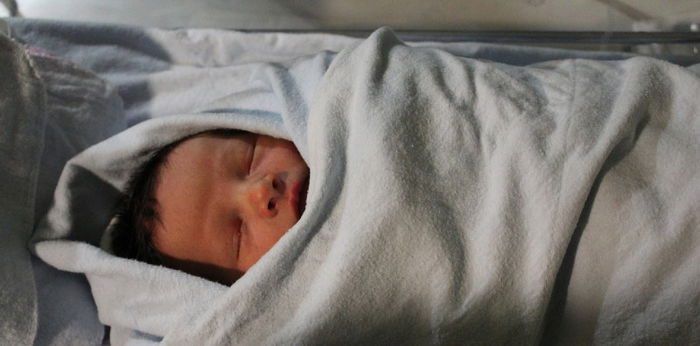 Sampai Umur Berapa Bayi Pakai Bedong dan Risikonya Jika Terlalu Lama