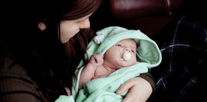 Bolehkah Memberikan Empeng untuk Bayi Baru Lahir? Simak Penjelasan Ini!
