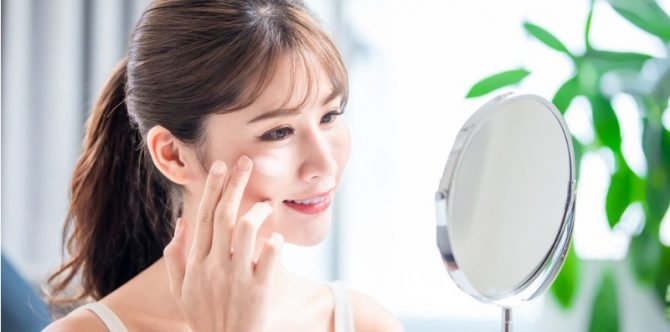 7 Rekomendasi Sunscreen Terbaik untuk Kulit Berminyak di 2023, Cek!