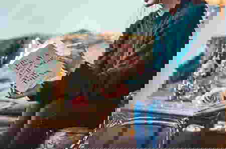 Cara Membersihkan Rak Buku dengan Benar