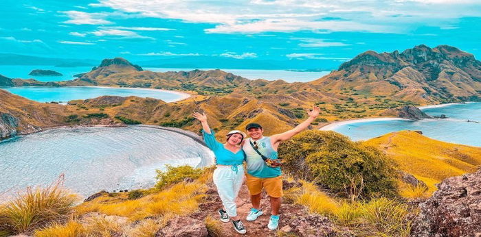 7 Potret Keseruan Liburan Via Vallen di Labuan Bajo, Romantis!