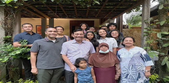 Haru, ART Luhut Pamit Pulang Kampung Setelah 37 Tahun Mengabdi