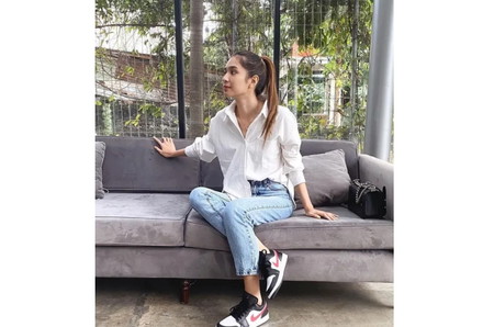 5 Potret Gaya Mikha Tambayong yang Menawan, Sneakers Jadi Andalan!
