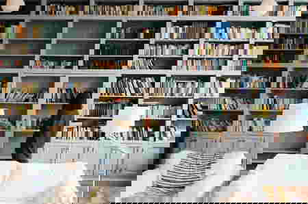 Cara Membersihkan Rak Buku dengan Benar