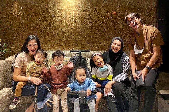 Donna Harun momong cucu