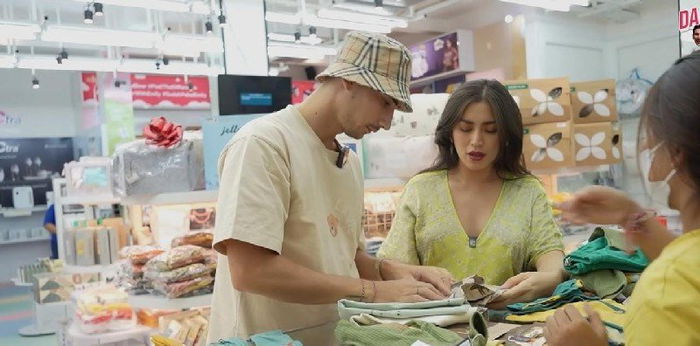 10 Momen Seru Jessica Iskandar Beli Perlengkapan Bayi Ditemani Suami, Kalap Borong Semuanya! 
