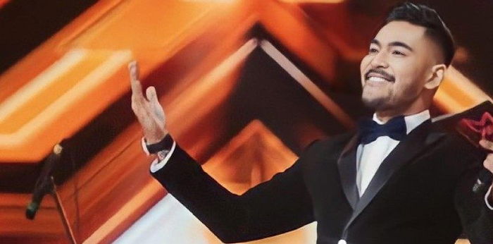 5 Artis Pria Ini Pernah Kena Kanker Payudara, Ada yang Sembuh dan Meninggal