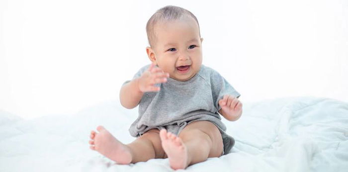 Normalkah Bayi 9 Bulan Belum Bisa Duduk Sendiri? Berikut Penjelasannya