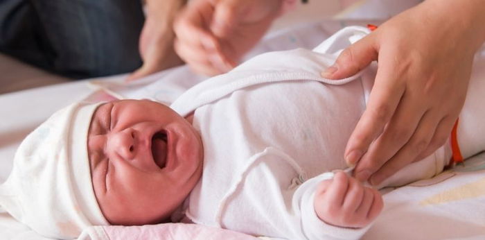 11 Pertolongan Pertama Bayi Jatuh dari Tempat Tidur