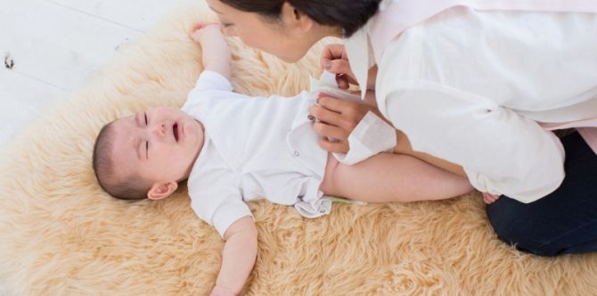 Normalkah Feses Bayi Berwarna Hijau Keabu-abuan? Ketahui Penyebabnya!