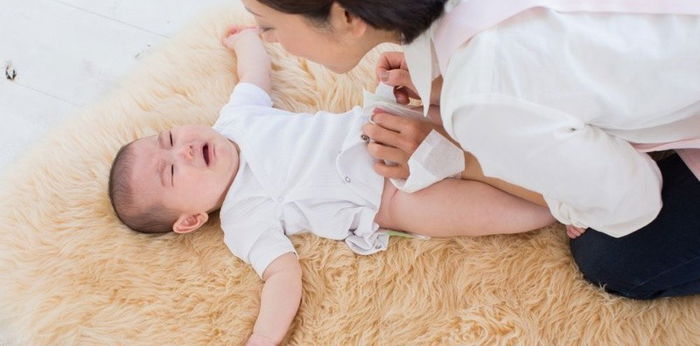 Normalkah Feses Bayi Berwarna Hijau Keabu-abuan? Ketahui Penyebabnya!