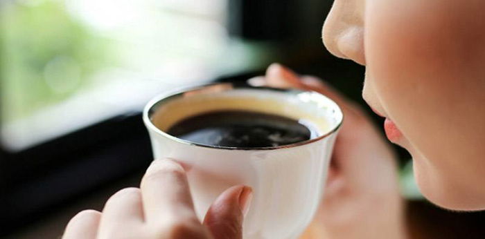 Bukan Dilarang, Ini Aturan Minum Kopi Sebelum Naik Pesawat